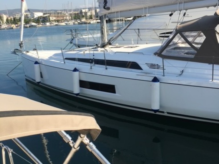 Charter a Bénéteau Oceanis 46.1 in Pálairos on Samboat