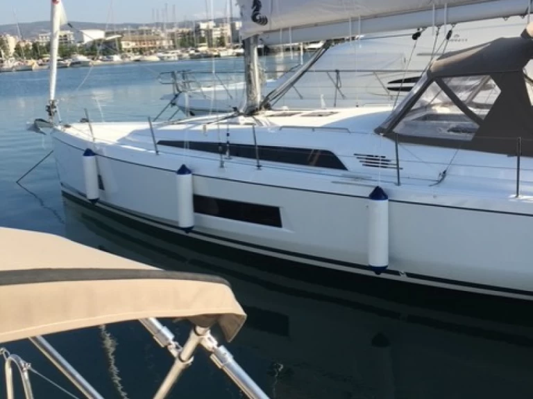 Charter a Bénéteau Oceanis 46.1 in Pálairos on Samboat