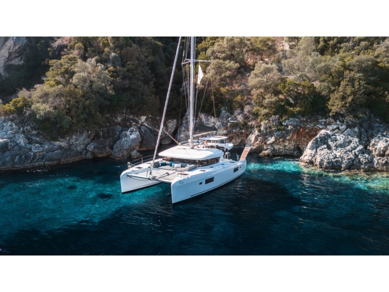 Catamaran to hire Lefkáda at the best price