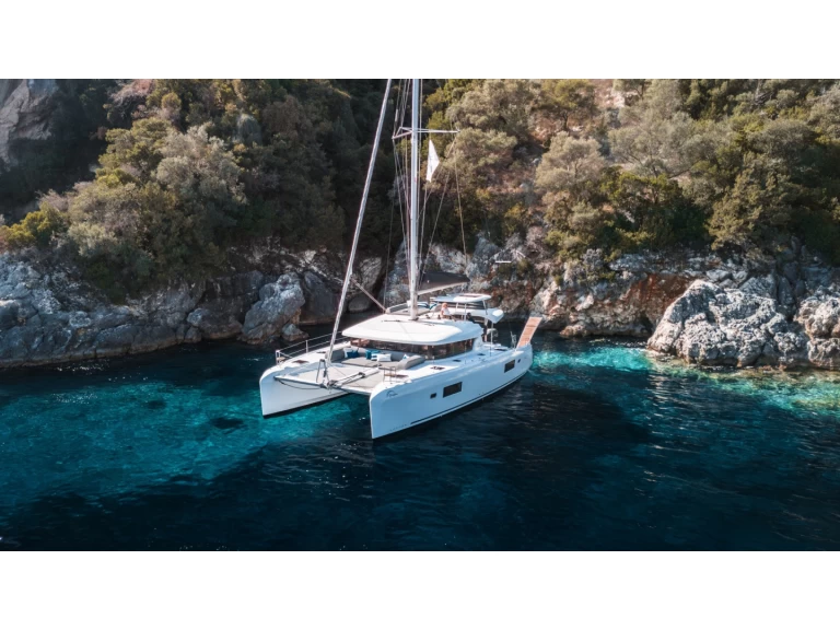 Catamaran to hire Lefkáda at the best price