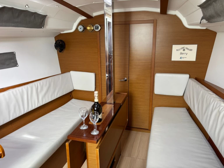 Hire Sailboat Jeanneau with a boat licence