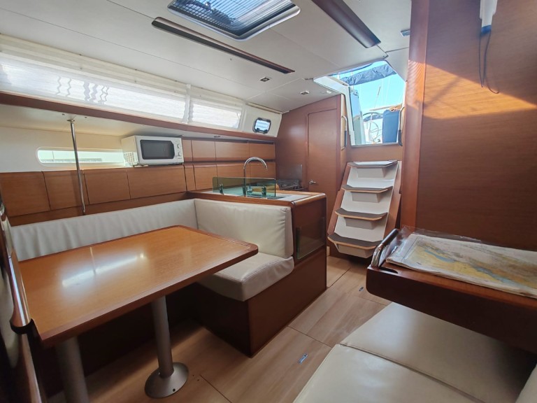 Hire a Jeanneau Sun Odyssey 389 Drage