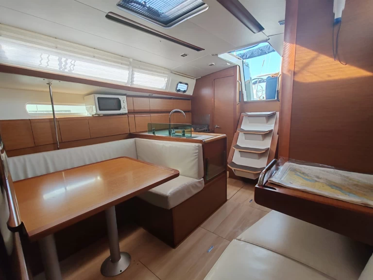 Hire a Jeanneau Sun Odyssey 389 Drage