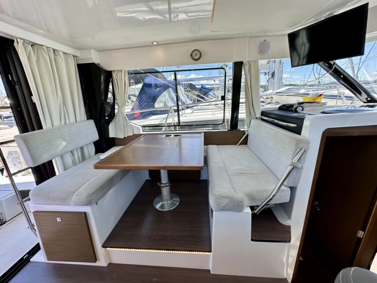 Hire a Jeanneau Merry Fisher 1095 Fly Drage