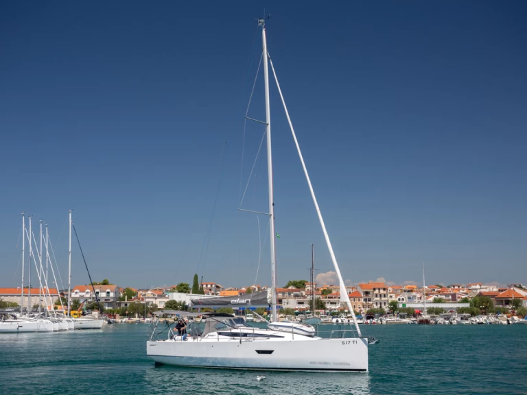 Sailboat hire in Betina - Elan E4