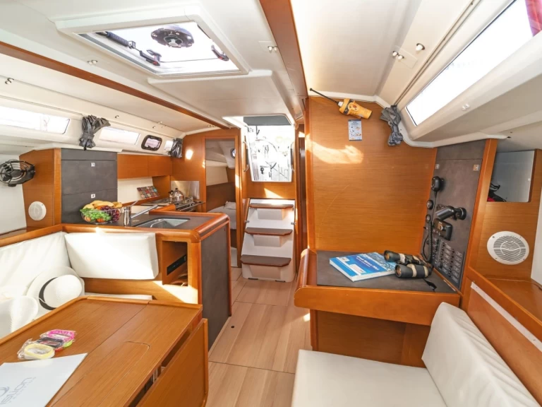 Hire Sailboat Jeanneau with a boat licence