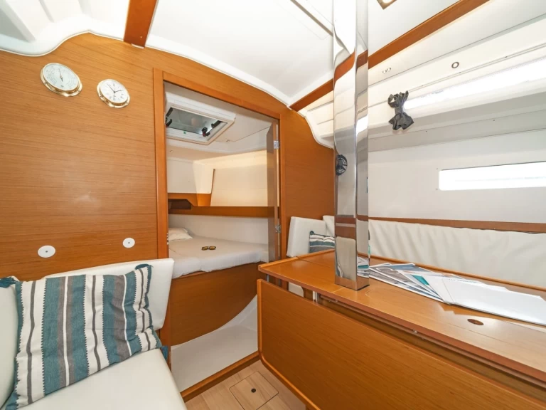 Sailboat to hire Volos at the best price