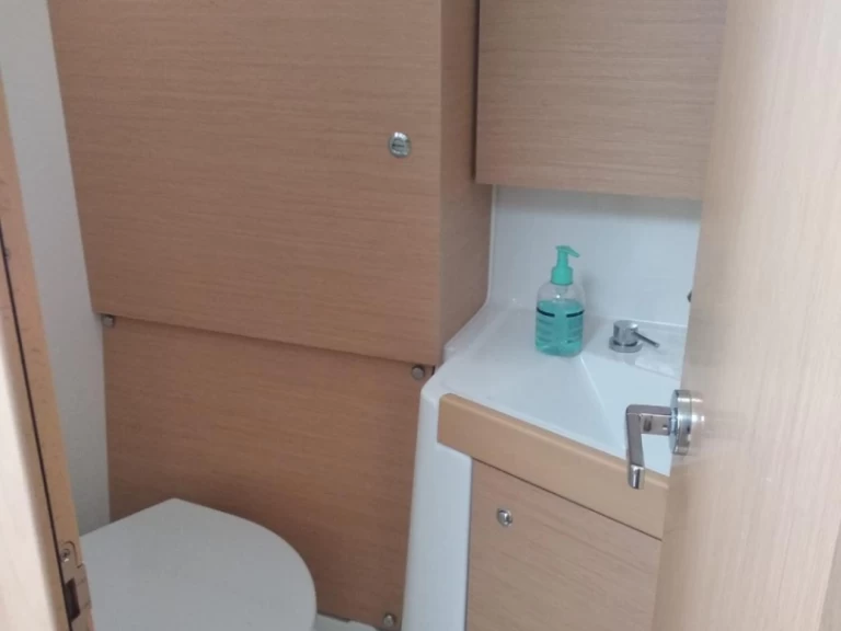 Charter a Bénéteau Oceanis 38.1 in La Spezia on Samboat