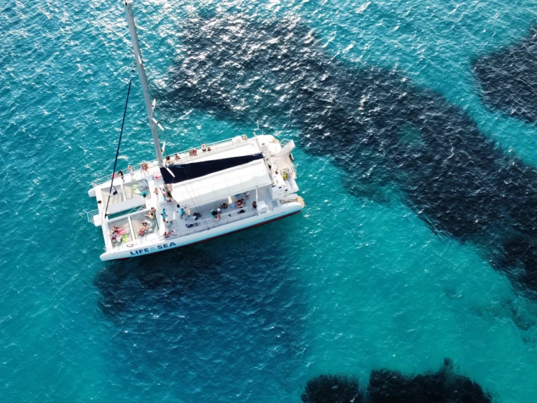 Hire Catamaran Drassanes Dalmau with a boat licence