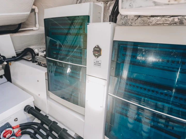 Hire Luxury Yacht Sunseeker with a boat licence