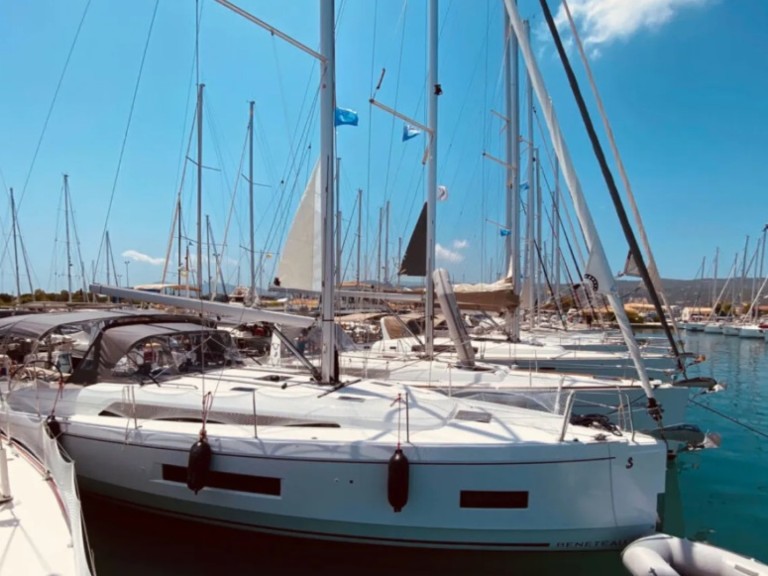 Bénéteau Oceanis 40.1 charter bareboat or skippered in  Lefkáda