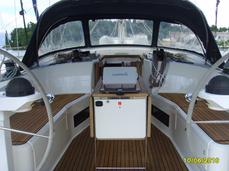 Sailboat to hire Lefkáda at the best price