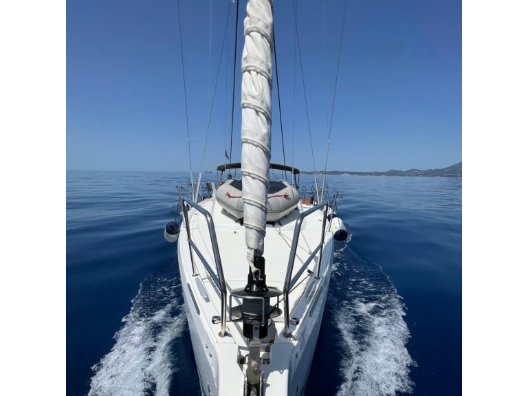 Hire Sailboat Jeanneau with a boat licence
