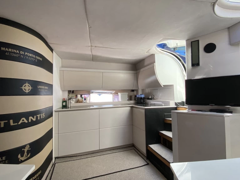 Hire Motorboat Azimut with a boat licence