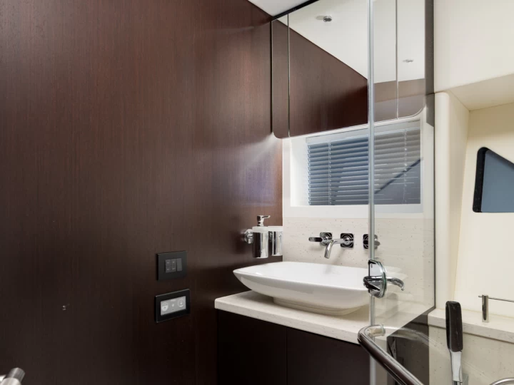 Hire Luxury Yacht Sunseeker with a boat licence