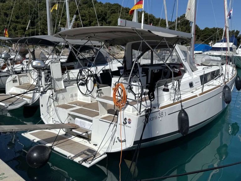 Yacht charter Rogoznica - Bénéteau Oceanis 38.1 on SamBoat