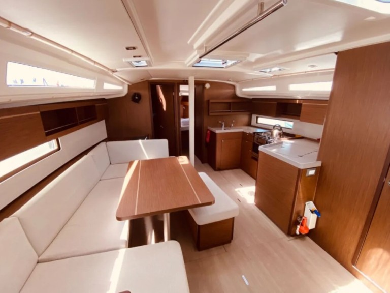 Charter a Bénéteau Oceanis 40.1 in Lefkáda on Samboat