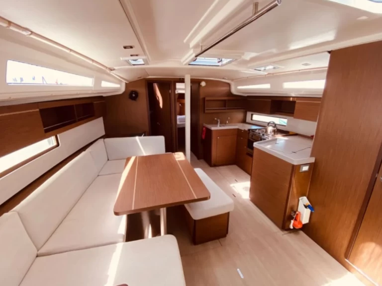 Charter a Bénéteau Oceanis 40.1 in Lefkáda on Samboat