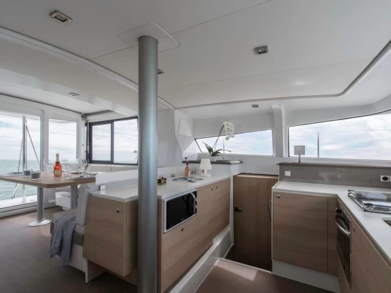 Charter a Bali Bali 4.0 in Komolac on Samboat