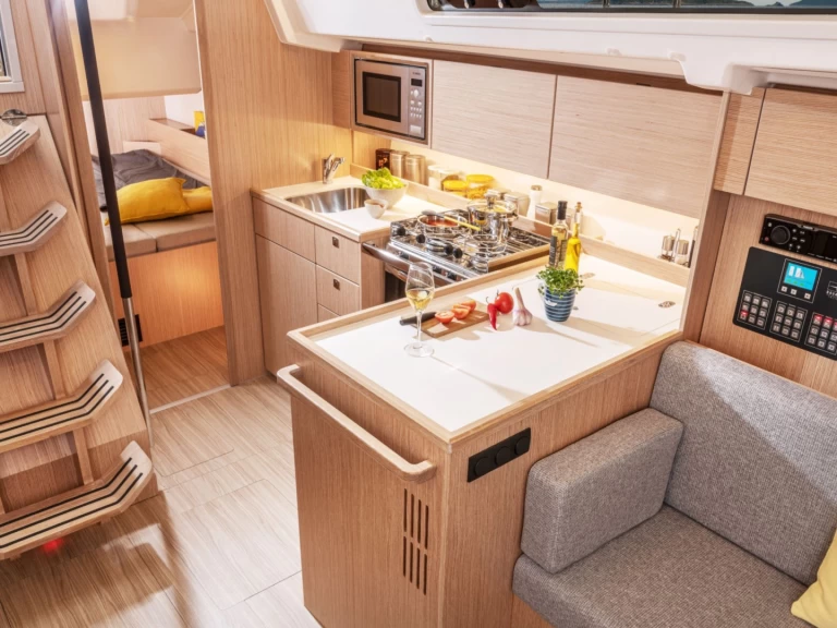 Charter a Bavaria Bavaria C38 in France on Samboat