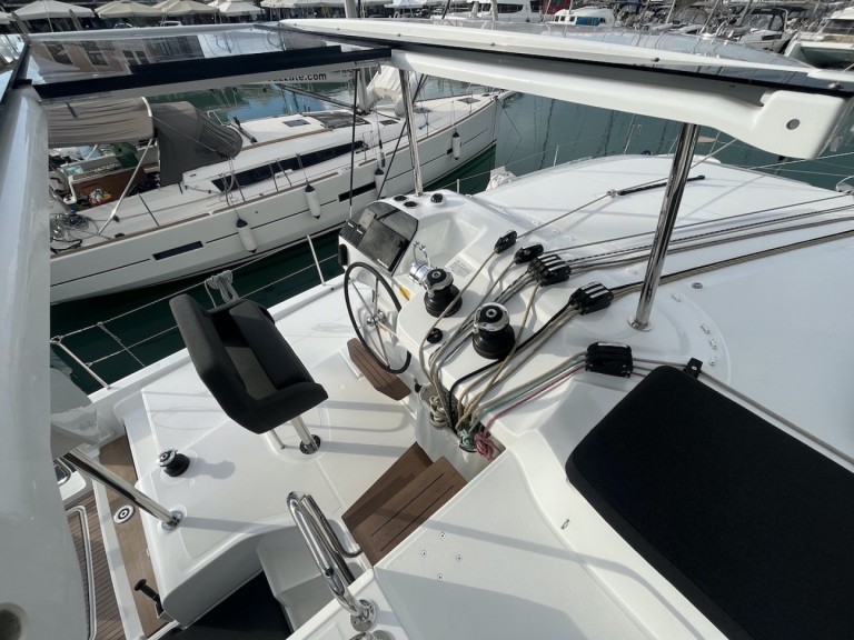 Yacht hire Lefkáda cheap Lagoon 43