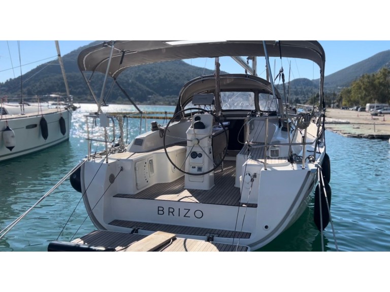 Hire a Bavaria Cruiser 33 Vlycho