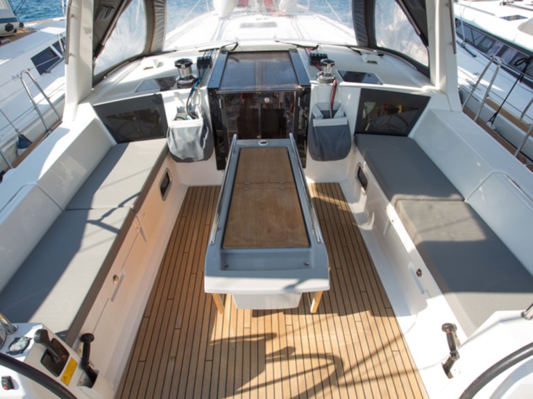 Hire a Bénéteau Oceanis 45 Lefkáda