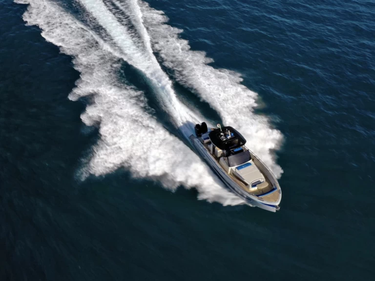 Hire a italyure 38 sport Capri