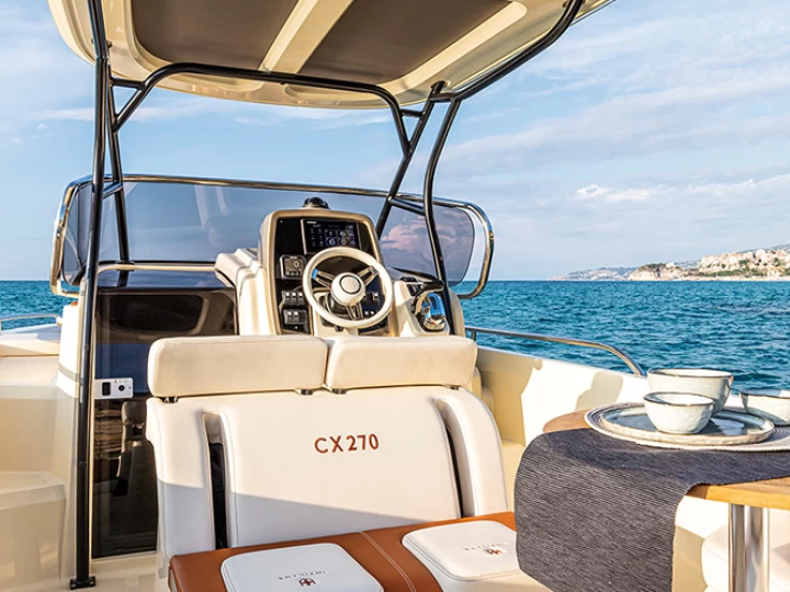 Yacht hire Marina de Palamós cheap Invictus 270 FX