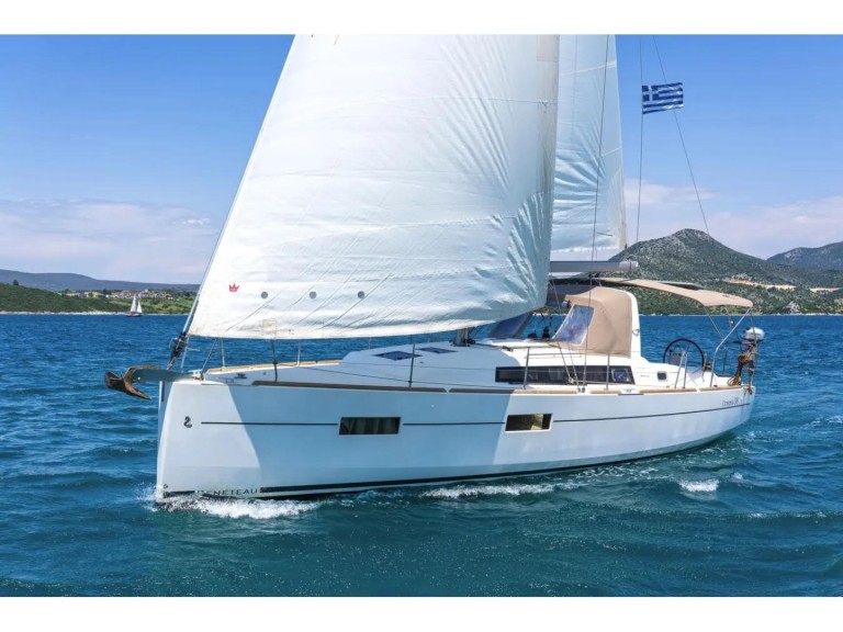 Hire a Bénéteau Oceanis 38 Lefkáda