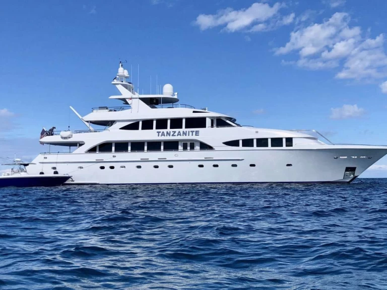 Charter a Westship TANZANITE in Nassau on Samboat