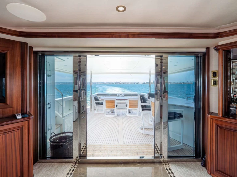 Hire Luxury Yacht Westport with a boat licence