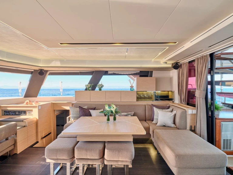 Luxury Yacht to hire Néa Péramos at the best price