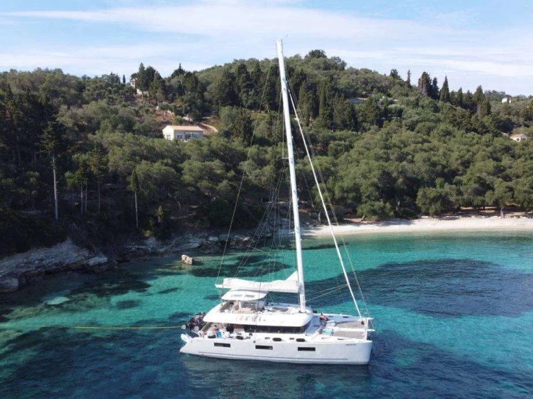 Hire Luxury Yacht Lagoon with a boat licence