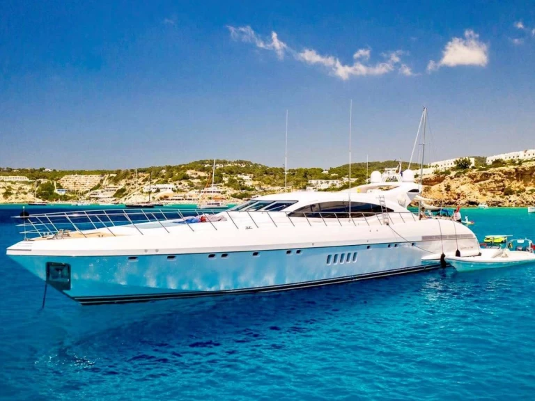 Hire Luxury Yacht Mangusta with a boat licence