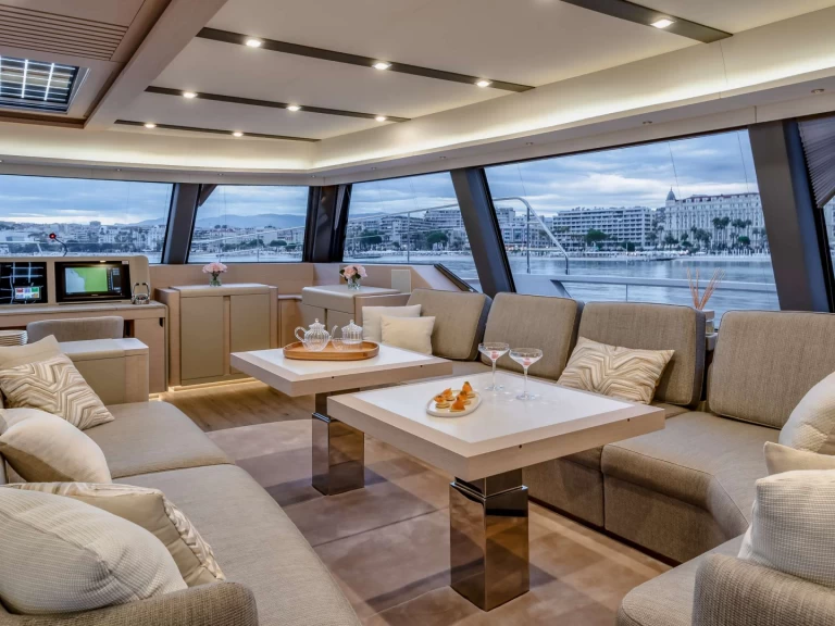 Luxury Yacht to hire Néa Péramos at the best price