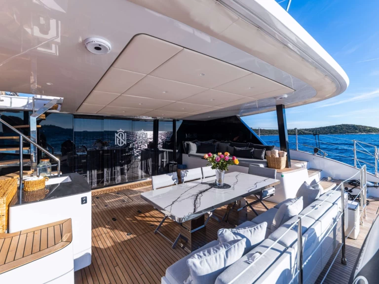 Hire Luxury Yacht Sunreef with a boat licence