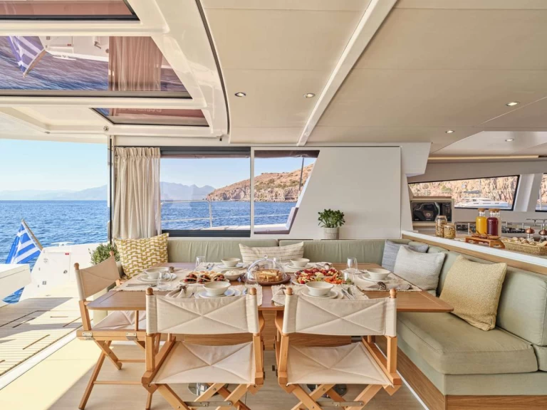 Luxury Yacht to hire Néa Péramos at the best price