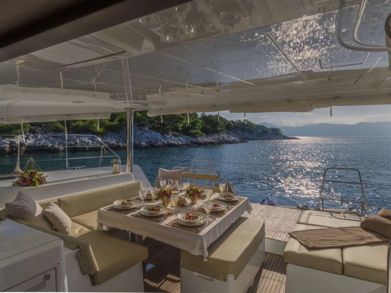 Hire a Lagoon FLO Néa Péramos