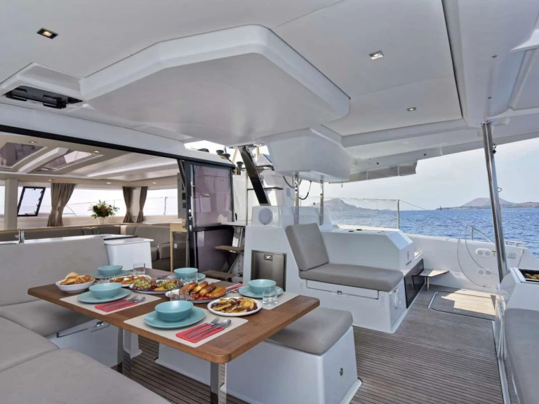 Hire Luxury Yacht Fountaine Pajot with a boat licence