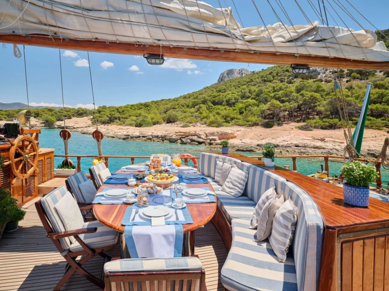 Luxury Yacht to hire Termoli at the best price