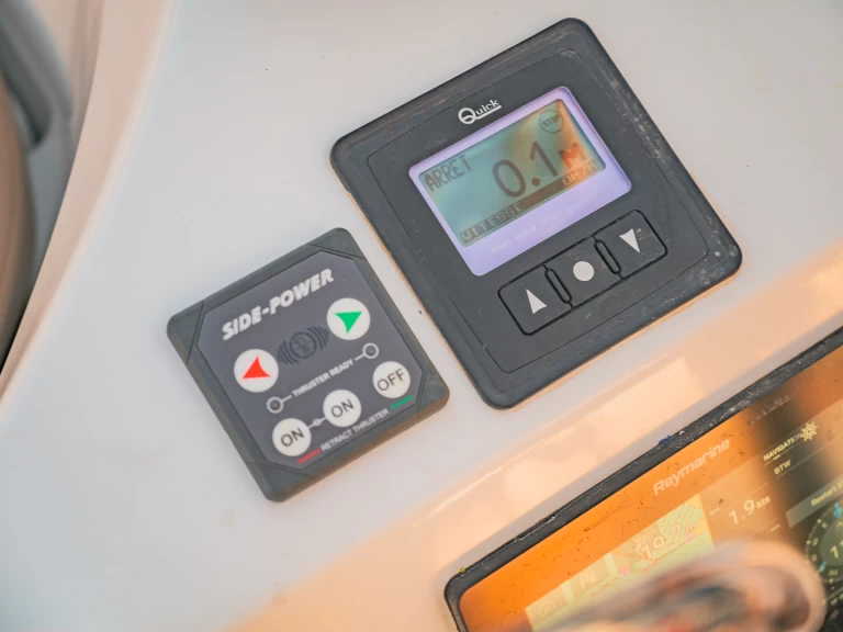 Hire Sailboat Jeanneau with a boat licence