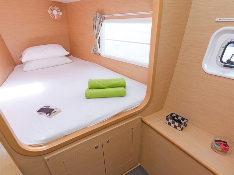 Hire a Lagoon Lagoon 380 Lávrio