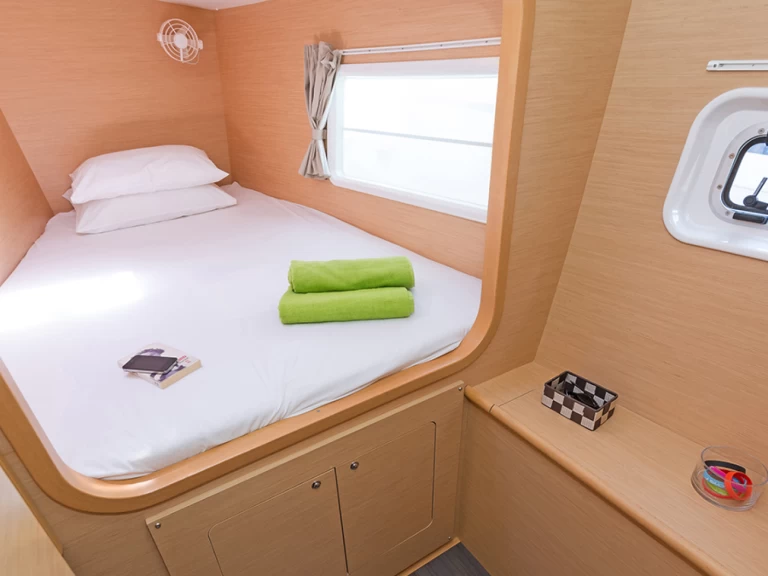 Hire a Lagoon Lagoon 380 Lávrio