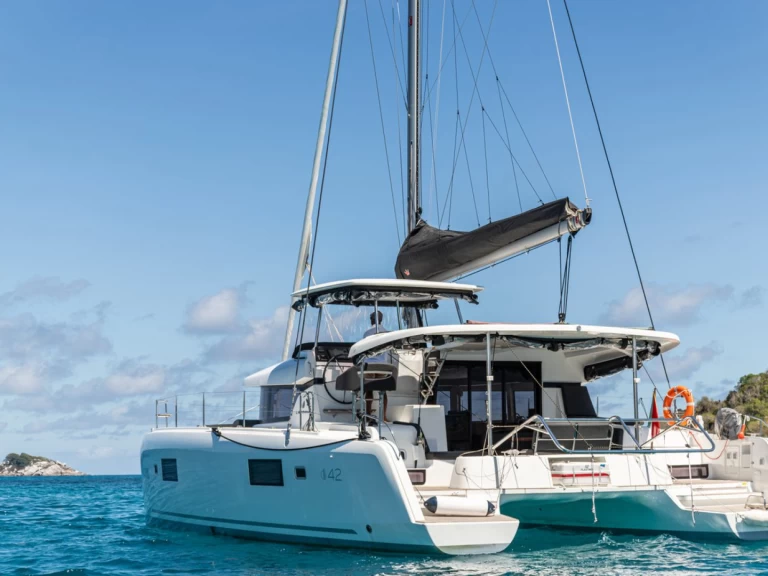 Catamaran hire in Eden Island - Lagoon Lagoon 42