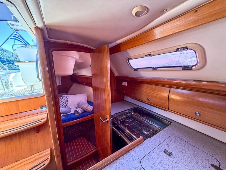 Hire a Bavaria Cruiser 32 Vlycho