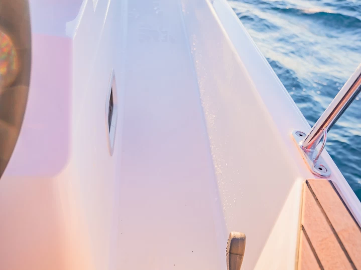 Charter a Jeanneau Sun Odyssey 410 in Lávrio on Samboat