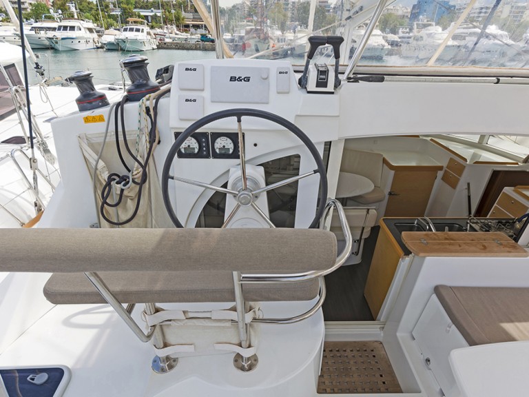 Charter a Lagoon Lagoon 380 in Lávrio on Samboat