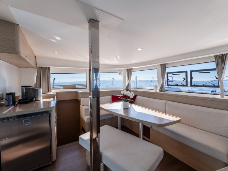 Hire Catamaran Lagoon with a boat licence