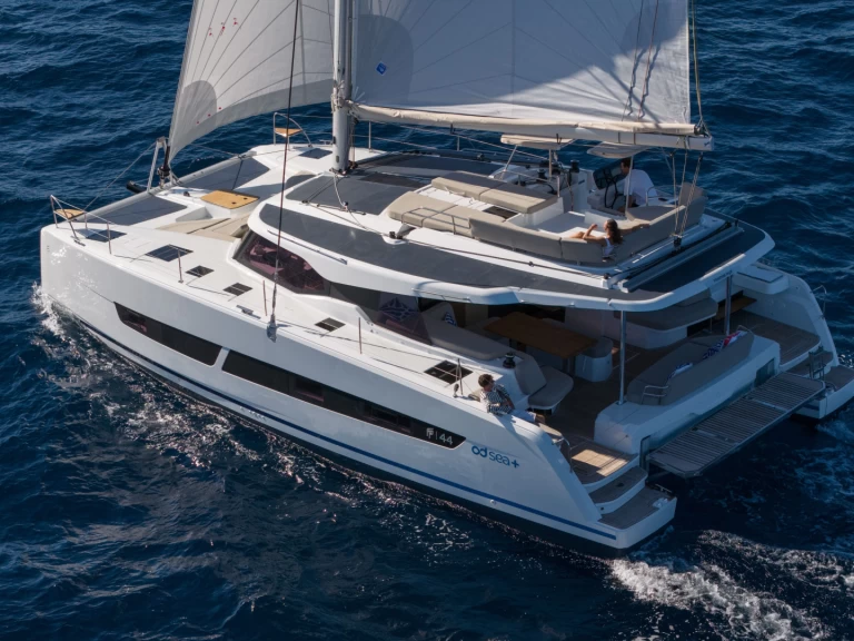 Hire Catamaran Fountaine Pajot with a boat licence